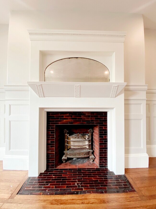 Building Photo - 1855 Beacon St