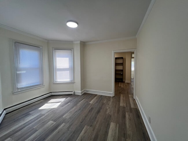 Building Photo - 823 Maple Ave