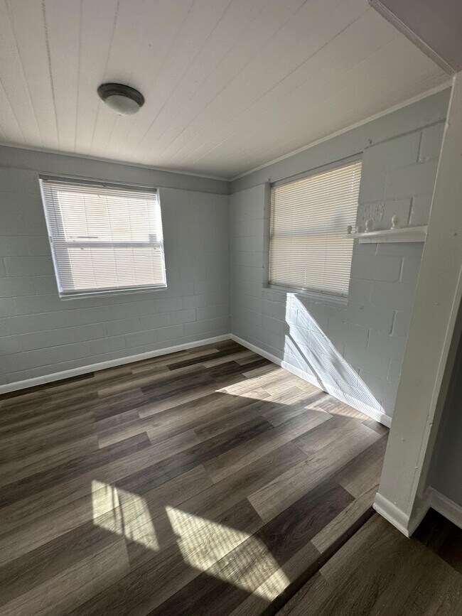 Building Photo - 1611 W 34th St