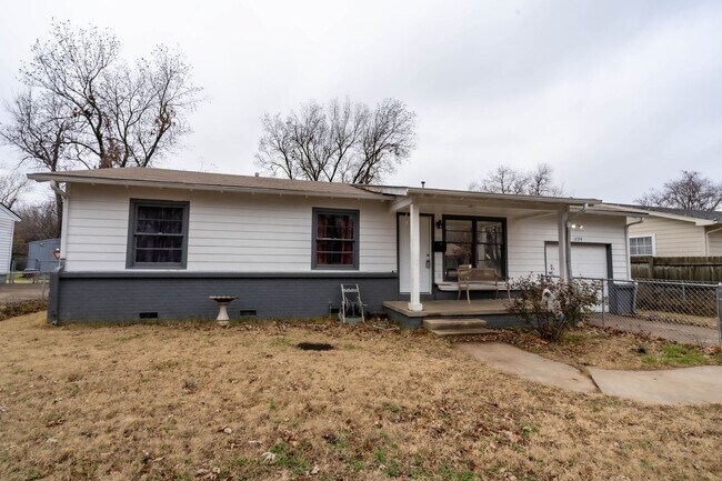 Building Photo - COMING SOON 3 Bed 1 Bath Home!!