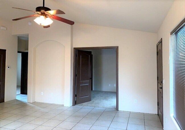 Building Photo - 2535 S Pantano Pkwy