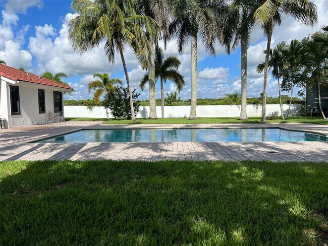 Foto del edificio - 18245 SW 228th St