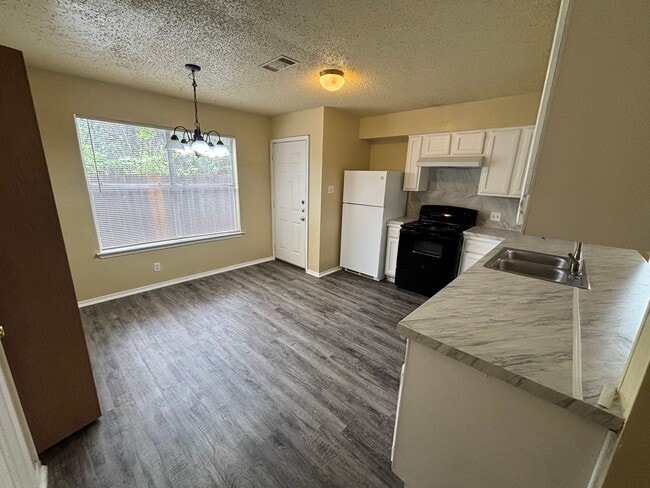 Building Photo - 2101 Granberry Dr