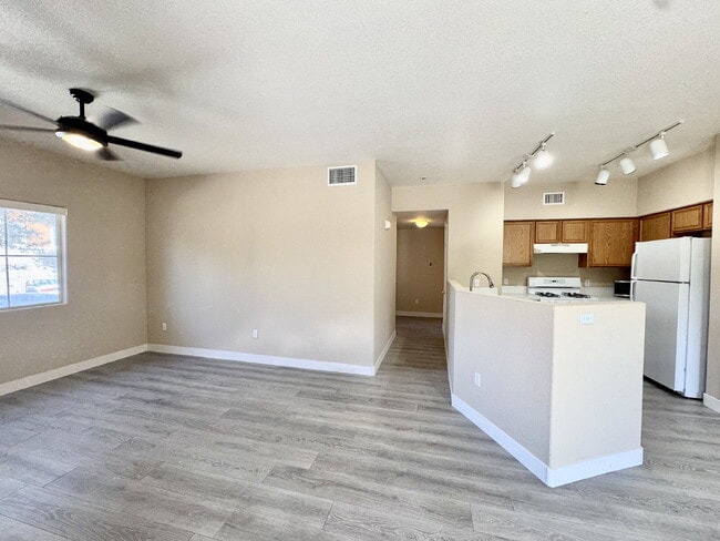 Building Photo - Beautifully Updated Downstairs 3-Bedroom, ...