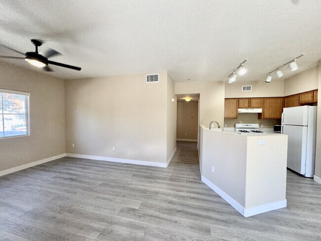 Foto del edificio - DOWNSTAIRS CONDO | GATED COMMUNITY | CENTENNIAL HILLS | UPDATED 3 BEDROOM