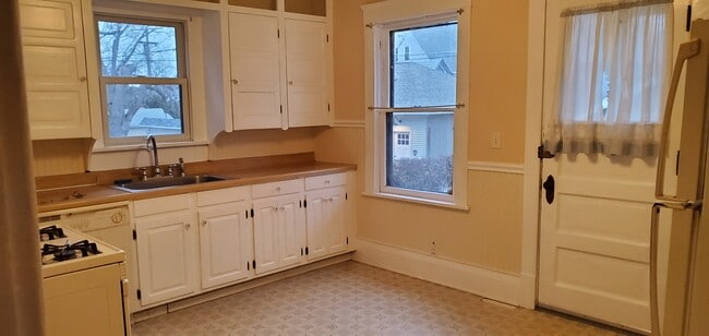 Kitchen - 1485 Clarence Ave