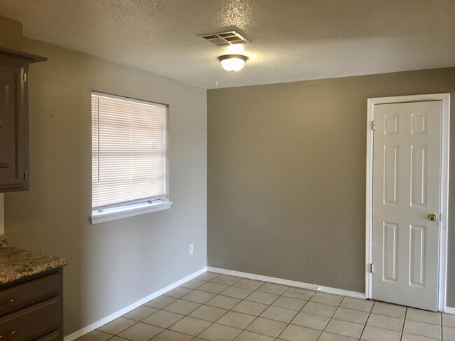 Foto del edificio - Nice 3-bed 1-bath home for rent in SE OKC.