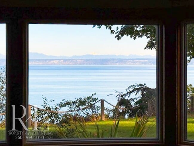 Waterfront Rustic Retreat with Vaulted Ceilings, Picture Windows & Lofted Nook - Waterfront Rustic Retreat with Vaulted Ceilings, Picture Windows & Lofted Nook