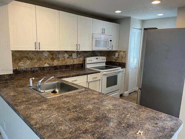 Foto del edificio - 8051 S Colony Cir