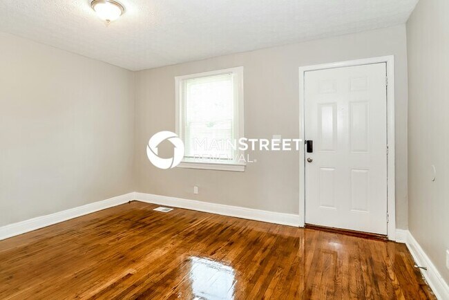 Foto del edificio - 3 Bedroom Pet-Friendly Home in Louisville, KY with Main Street Renewal