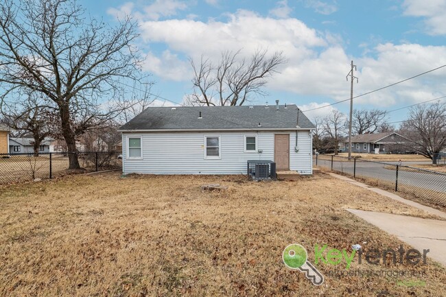 Building Photo - Renovated 3 Bedroom 1 Bathroom!