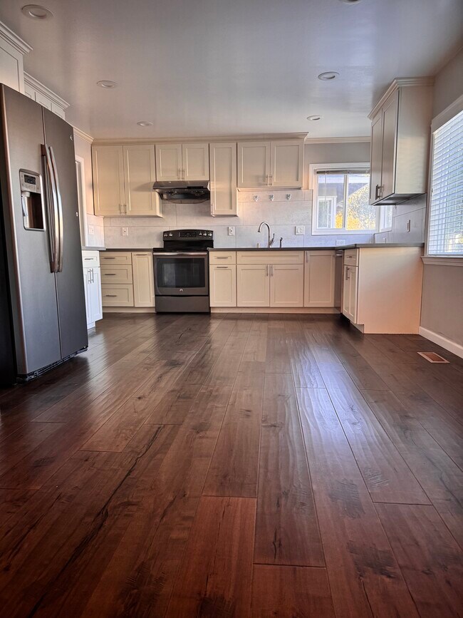 Cocina - 832 Blair Ave