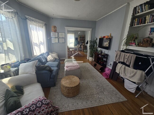 Foto del edificio - Huge 3 bed 1 bath in Brighton.... Sept 1st Move in!!