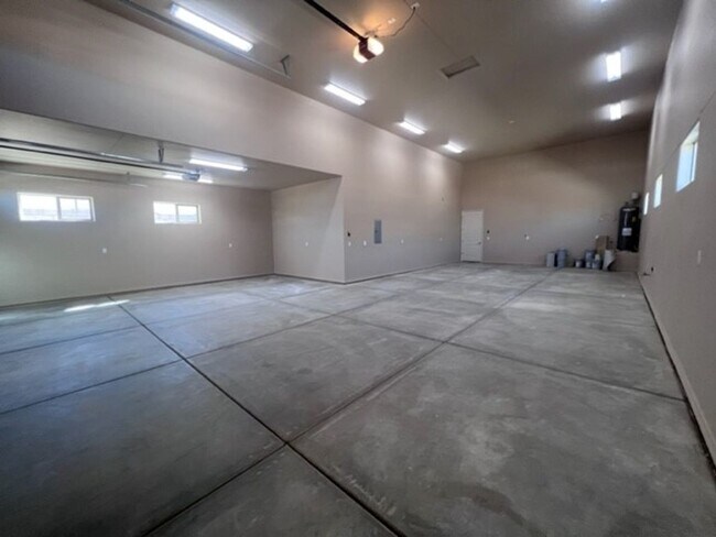 Building Photo - 2 BR with RV Garage, Boat Deep and additio...