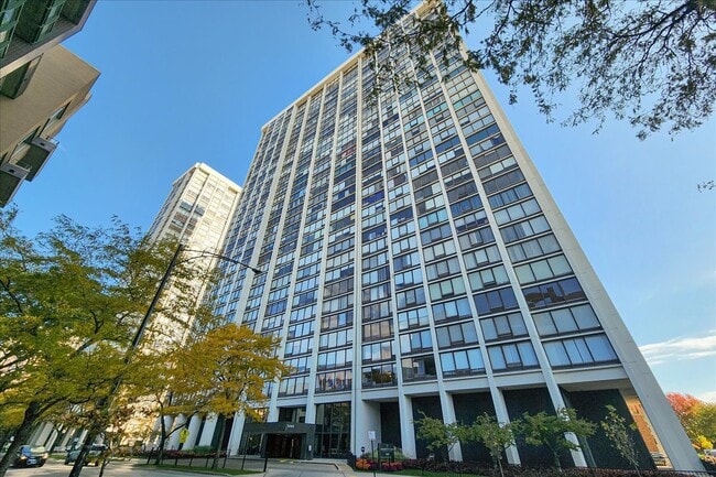 Building Photo - 5445 N Sheridan Rd
