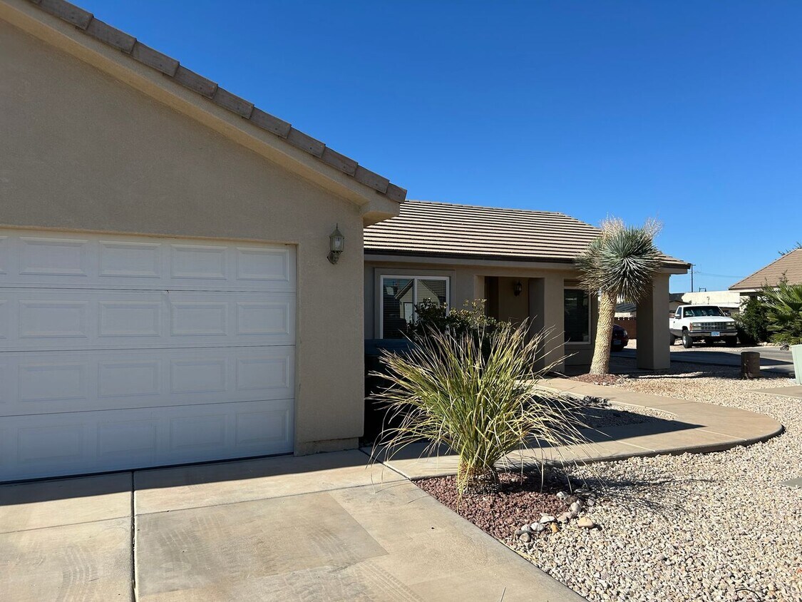 Foto principal - 3 Bedroom, 2 bath home in non HOA