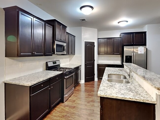 Building Photo - $500 OFF!!Lovely 5 Bedroom Home located in...