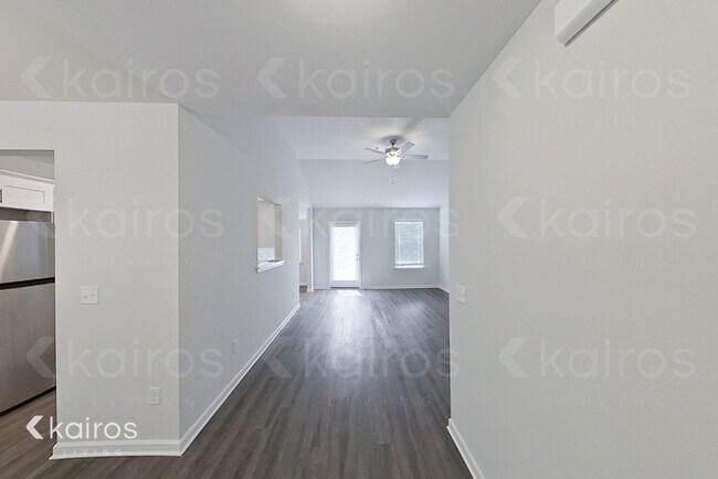 Building Photo - 203 Redwood Ct