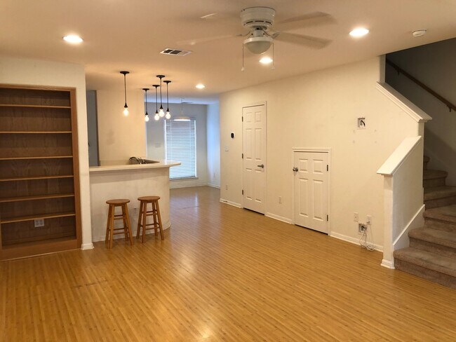 Foto del edificio - Great Close-In Condo