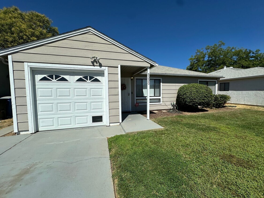 Foto principal - Updated Two Bedroom Home with Large Yard