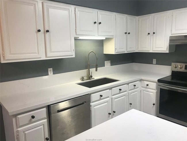 Building Photo - 4024 Woodcrest Dr