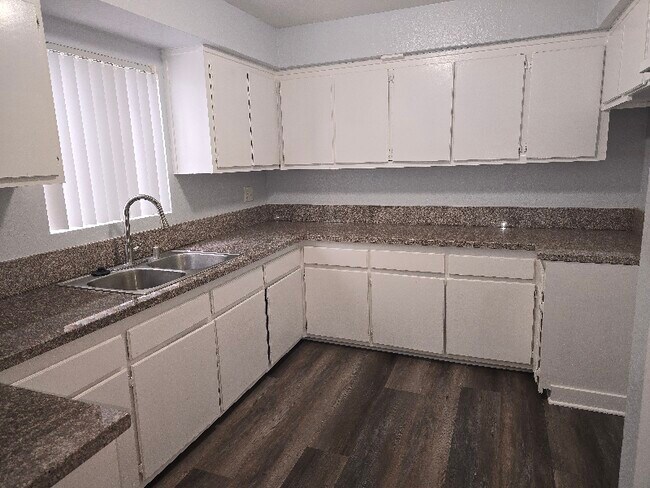 Foto del edificio - 1626 W 104th St