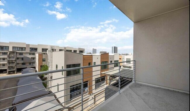 Foto del edificio - 2401 Crawford St