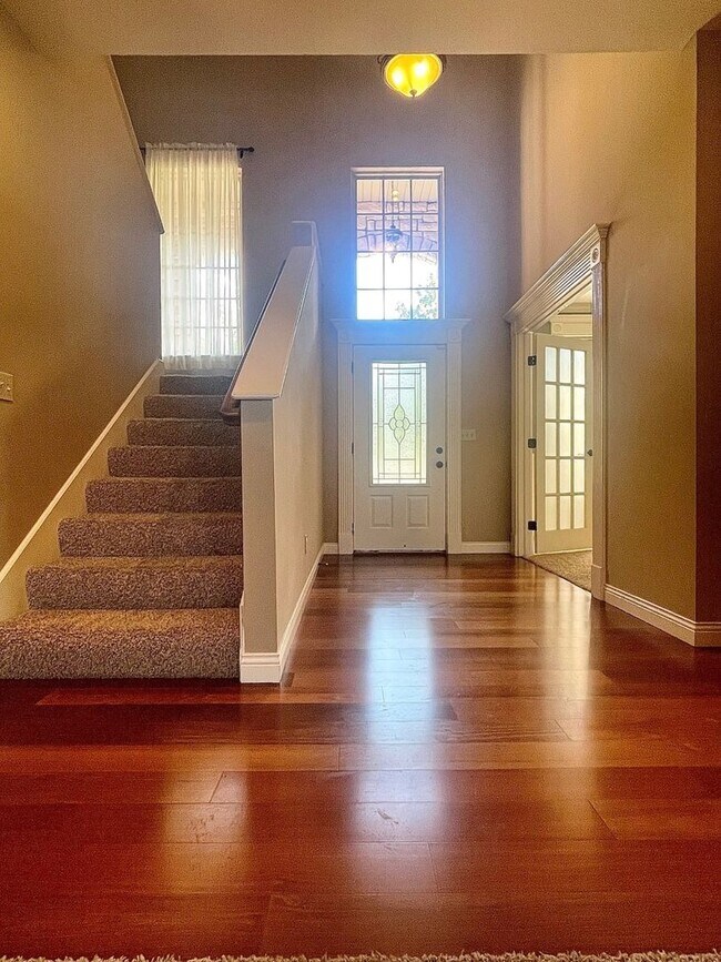 Building Photo - Beautiful & Spacious 4 Bedroom Home in the...