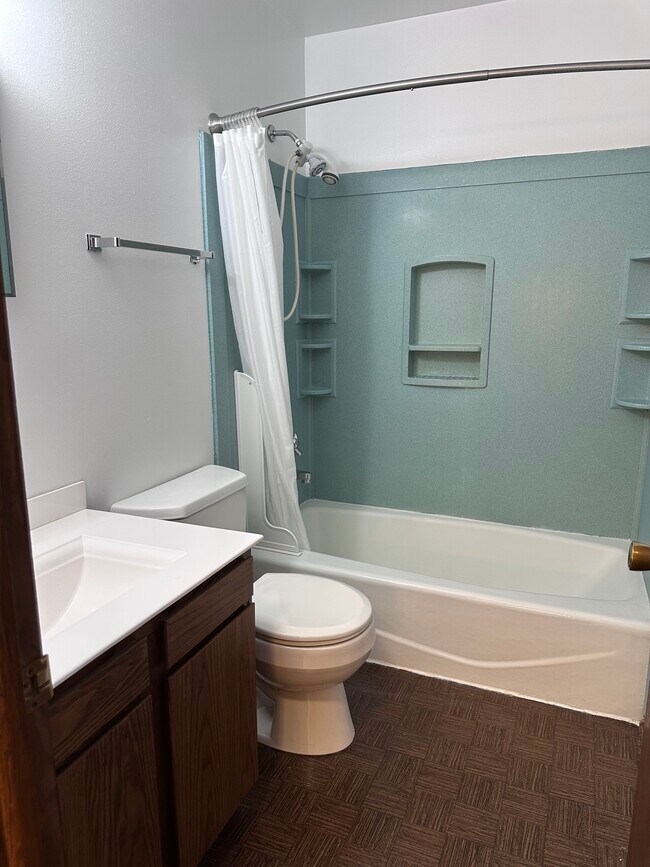 Baño superior - 7919 W Norwich Ave