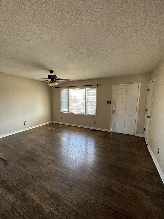 Building Photo - 420 Hedgewood Dr
