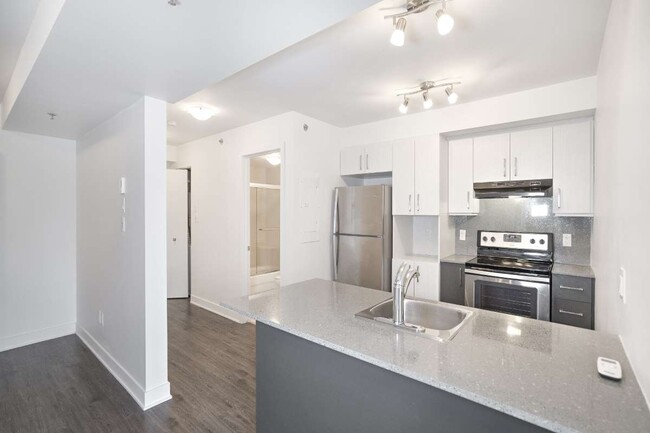 Building Photo - 1 Month Free RentThe Quartz Montreal Apart...