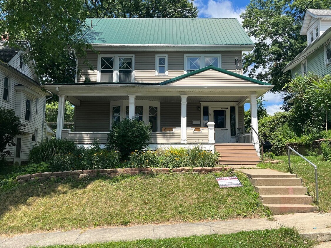 Foto principal - Large Four Bedroom Home