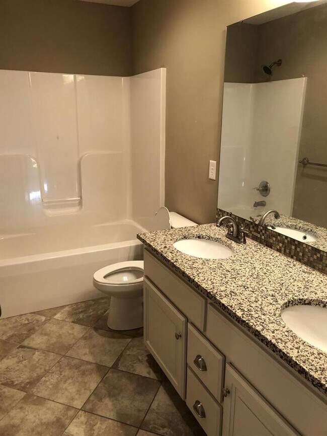 Building Photo - 1907 Sequoia Dr, Raymore, MO, 64083