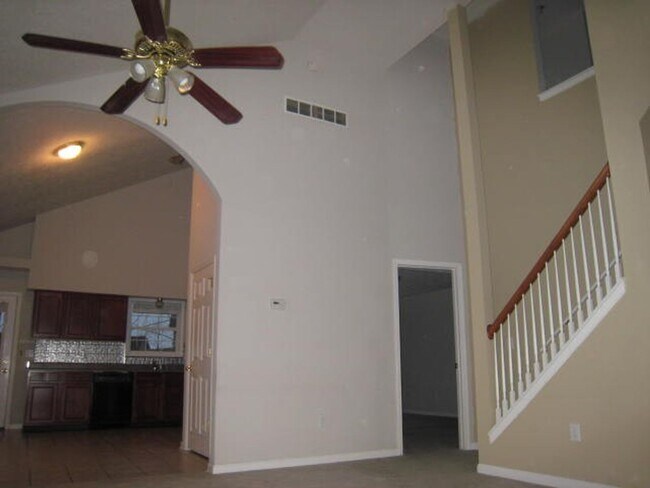 Foto del edificio - 4 Bed 2 Bath Home w/ Garage & Fenced in ba...