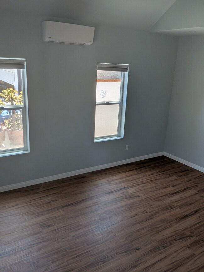 Amplia sala de estar - 6719 Rudnick Ave