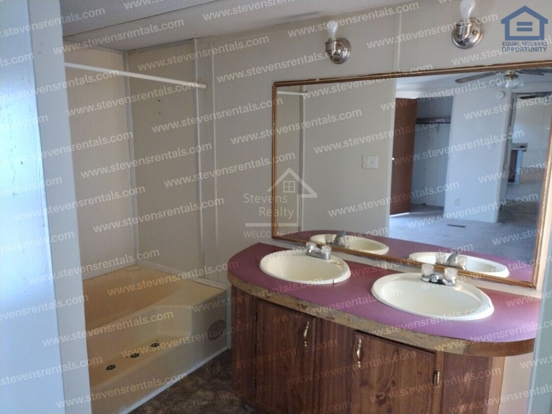 Foto del edificio - 211 Holly Berry Ln