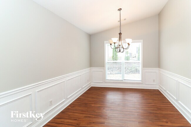 Foto del edificio - 214 Falling Leaf Ln