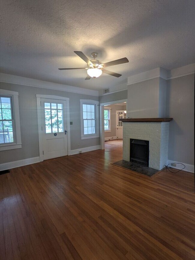 Building Photo - LOCATION! Cottage Downtown Black Mountain