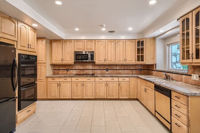 Building Photo - 3766 Willowcrest Ave