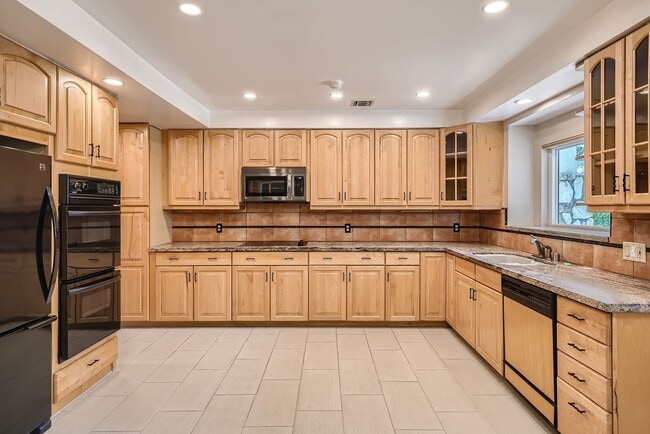 Building Photo - Updated 5-Bed Studio City Home on a Cul-de-Sac