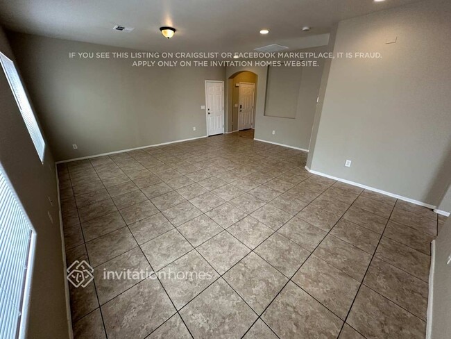 Building Photo - 1645 E Illini St