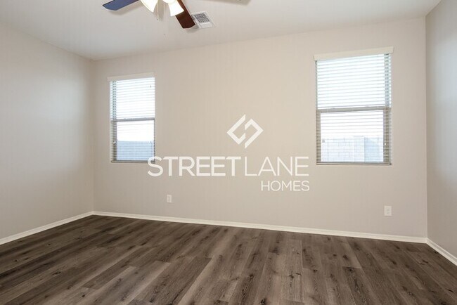 Foto del edificio - REDUCED PRICE!