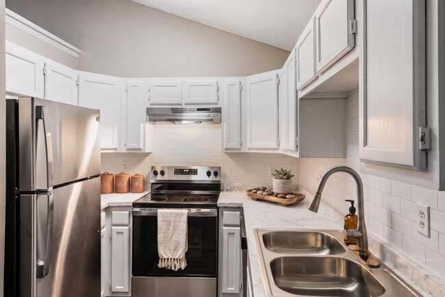 3 Bedroom at Jamestown Landing apartments - Jamestown Manor Apartments