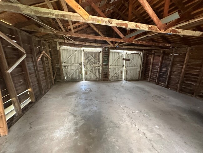 Building Photo - 728 E Ave B