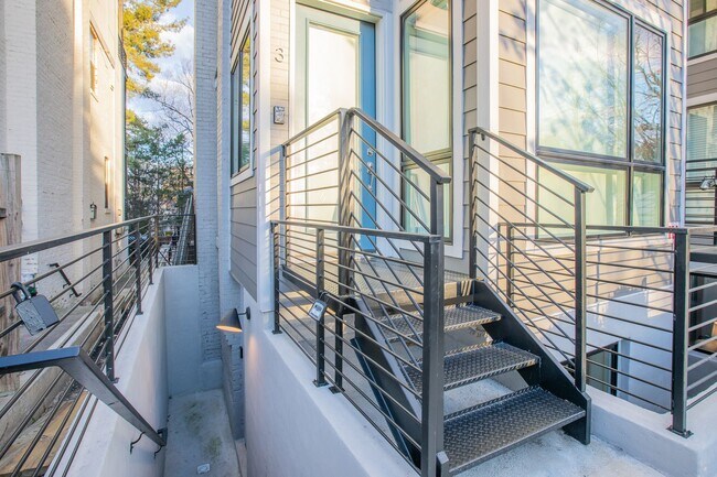 Foto del edificio - Newly Built 2 BR/2 BA Condo in Chevy Chase!