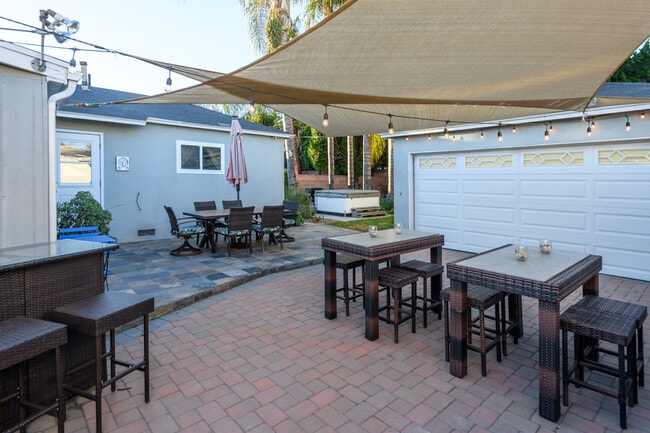 Foto del edificio - 16641 Gilmore St