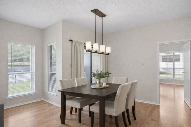 Foto del edificio - 6602 Harbor Town Dr