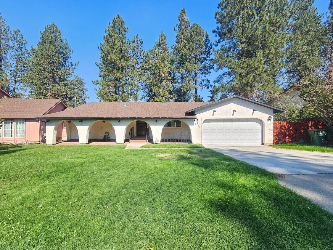 Foto principal - $2,595 - 4 Bed / 3 Bath Home with Fully Fe...