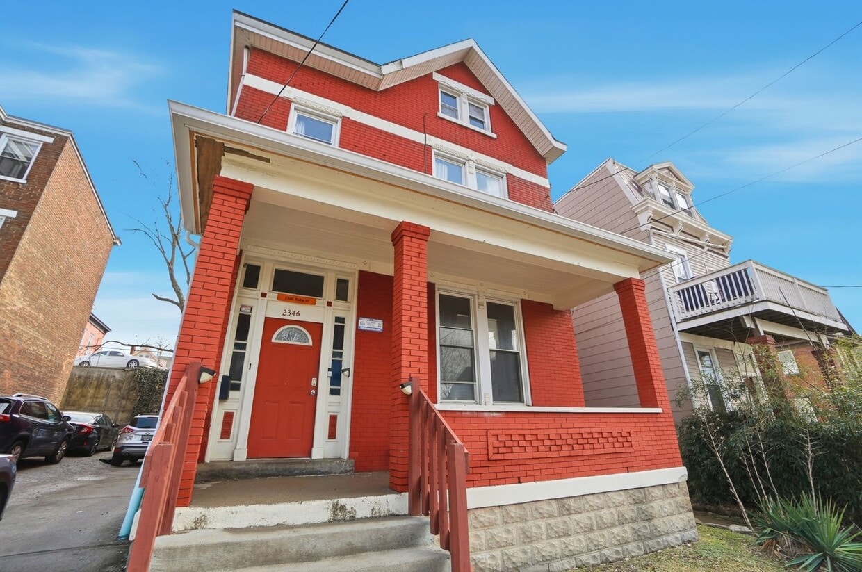 7 bed/2 bath on Rohs St., Mins. from UC for Only $600/pp ($4,200/mo)! - 6 bed/2 bath on Rohs St., Mins. from UC for Only $650/pp ($3900/mo)!