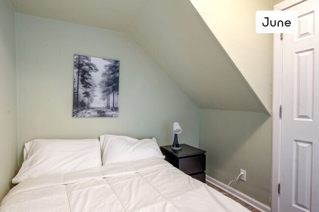 Foto del edificio - ROOM ONLY in 3-bed/1.0-bath Home